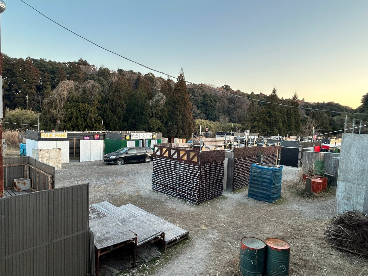 建物とバリケードが並ぶMETユニオンの市街地フィールド